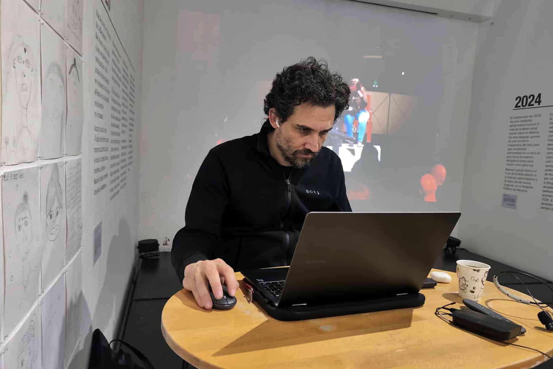 El arquitecto español José Toral trabaja en su computadora este 16 de enero de 2026, en Tegucigalpa (Honduras). EFE/ Gustavo Amador