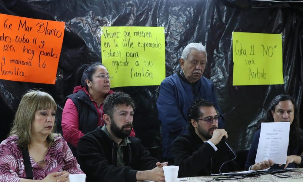 De izquierda a derecha, la ciudadana Rocío González, el activista del Frente Antigentrificación Eduardo Alanís, el abogado Arturo Aparicio y el integrante del Observatorio Vecinal Escandón Sergio Montes participan en una rueda de prensa este viernes, en Ciudad de México (México). EFE/ Mario Guzmán
