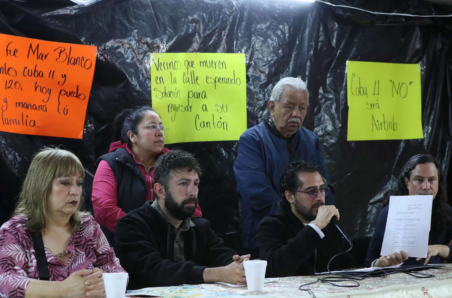De izquierda a derecha, la ciudadana Rocío González, el activista del Frente Antigentrificación Eduardo Alanís, el abogado Arturo Aparicio y el integrante del Observatorio Vecinal Escandón Sergio Montes participan en una rueda de prensa este viernes, en Ciudad de México (México). EFE/ Mario Guzmán