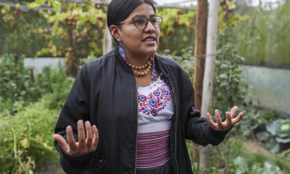 Fotografía del 22 de enero de 2026 que muestra a la docente ecofeminista Ninari Chimba hablando en una entrevista con EFE, en Quito (Ecuador). EFE/ José Jácome