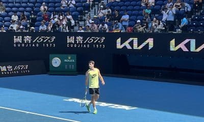 El tenista español Carlos Alcaraz entrena este viernes en Melbourne (Australia). Alcaraz se entrenó en Rod Laver Arena, la pista central del Abierto de Australia, pocas horas antes de disputar en ese mismo escenario su duelo de semifinales frente al alemán Alexander Zverev, número tres del mundo. EFE/Edurne Morillo