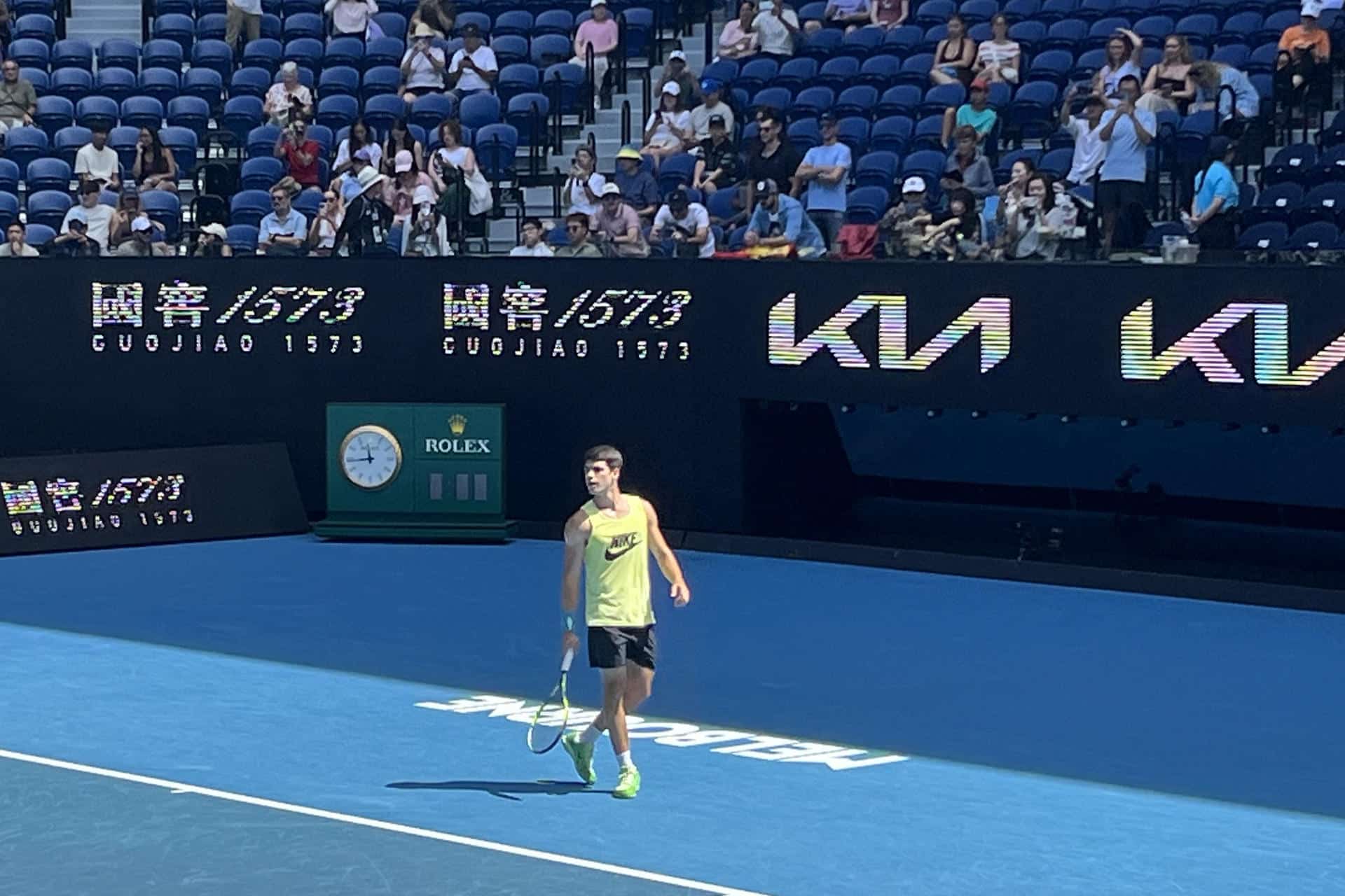 El tenista español Carlos Alcaraz entrena este viernes en Melbourne (Australia). Alcaraz se entrenó en Rod Laver Arena, la pista central del Abierto de Australia, pocas horas antes de disputar en ese mismo escenario su duelo de semifinales frente al alemán Alexander Zverev, número tres del mundo. EFE/Edurne Morillo