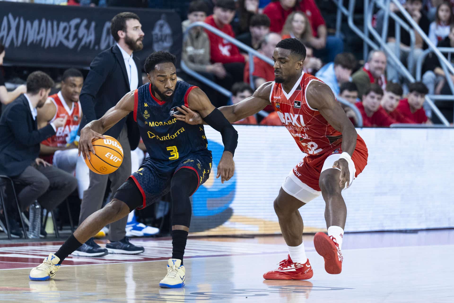 El escolta barbadense del Morabanc Andorra Aaron Best (i) es defendido por el base belga del Baxi Manresa Retin Obasohan (d) durante el encuentro de la jornada 17 de la Liga Endesa entre el Baxi Manresa y el MoraBanc Andorra, disputado en el Pabellón Nou Congost de Manresa. EFE/Siu Wu