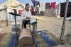 Con cajas de plástico, varas de metal, un barril y restos de una bicicleta el gazatí Hossam Qassem, de 24 años, desplazado en la zona costera de Mawasi (sur de la Franja), ha logrado construir una batería, un instrumento que le apasiona y que le sirve de terapia en medio de la desolación que persiste en el enclave palestino. "Cuando nos desplazaron, no pude llevarme el instrumento. Dejé de tocar durante mucho tiempo, por el hambre, la presión psicológica y la búsqueda diaria de comida y agua", explica a EFE este joven gazatí natural de Beit Lahia, en el norte de la Franja. EFE/