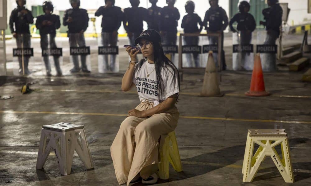 Una persona espera frente a la Zona 7 de la Policía Nacional Bolivariana (CPNB), este lunes en Caracas (Venezuela). EFE/Miguel Gutiérrez