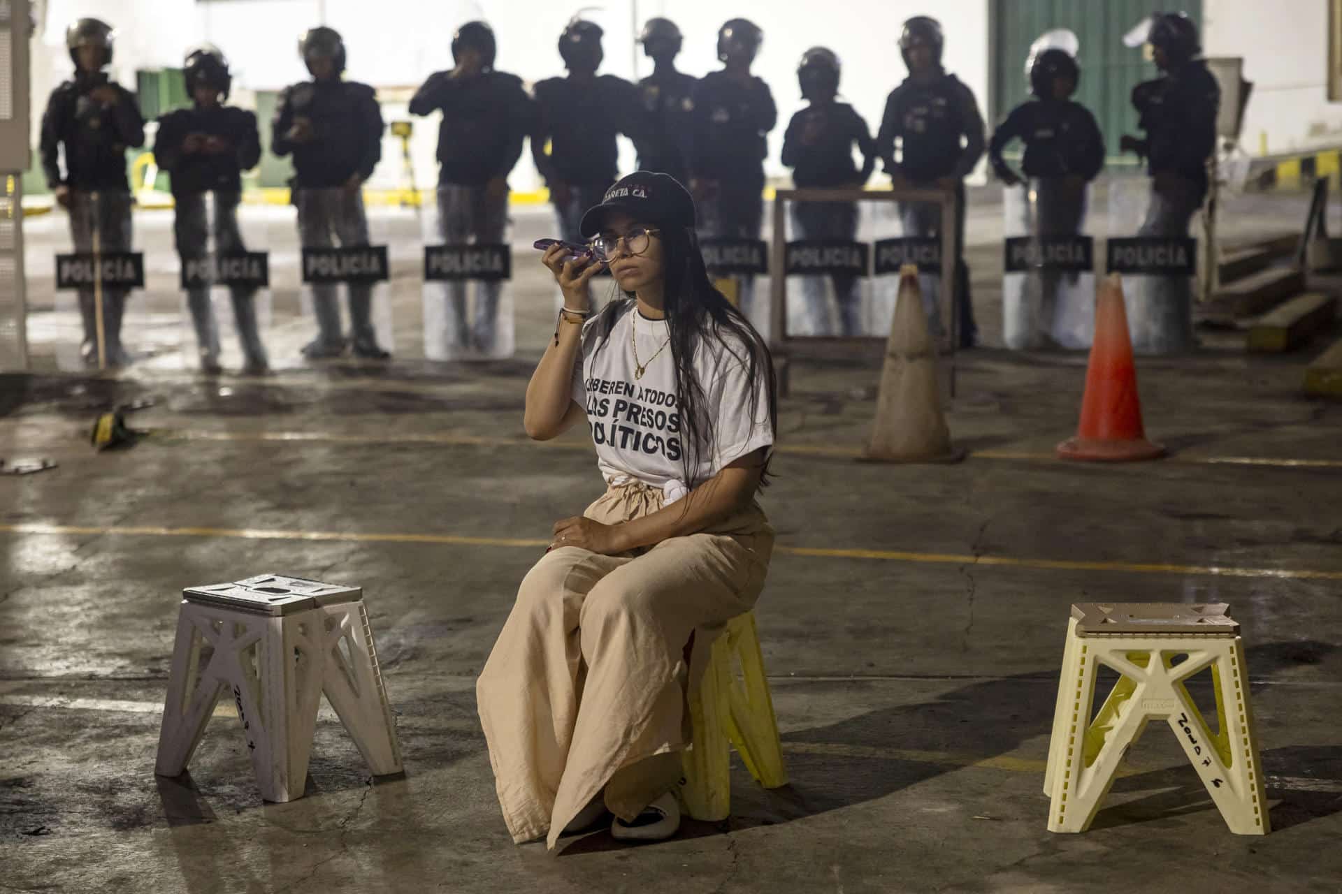 Una persona espera frente a la Zona 7 de la Policía Nacional Bolivariana (CPNB), este lunes en Caracas (Venezuela). EFE/Miguel Gutiérrez