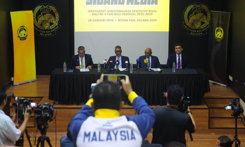 PETALING JAYA (Malasia), 28/01/2026.- El presidente interino de la Asociación de Fútbol de Malasia (FAM), Yusoff Mahadi (centro-izquierda); el secretario general de la Confederación Asiática de Fútbol (AFC) Windsor John (centro-derecha); el secretario general de la FAM, Noor Azman Rahman (izquierda); y el secretario general adjunto de la AFC, Vahid Kardany (derecha), en una rueda de prensa en la sede de la FAM, cuyo comité ejecutivo dimitió con efecto inmediato tras el escándalo que involucra a siete jugadores extranjeros nacionalizados. EFE/EPA/FAZRY ISMAIL