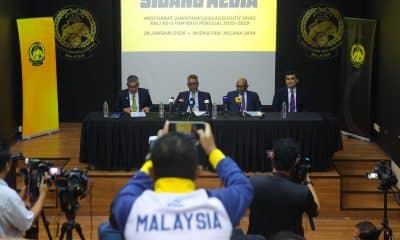 PETALING JAYA (Malasia), 28/01/2026.- El presidente interino de la Asociación de Fútbol de Malasia (FAM), Yusoff Mahadi (centro-izquierda); el secretario general de la Confederación Asiática de Fútbol (AFC) Windsor John (centro-derecha); el secretario general de la FAM, Noor Azman Rahman (izquierda); y el secretario general adjunto de la AFC, Vahid Kardany (derecha), en una rueda de prensa en la sede de la FAM, cuyo comité ejecutivo dimitió con efecto inmediato tras el escándalo que involucra a siete jugadores extranjeros nacionalizados. EFE/EPA/FAZRY ISMAIL