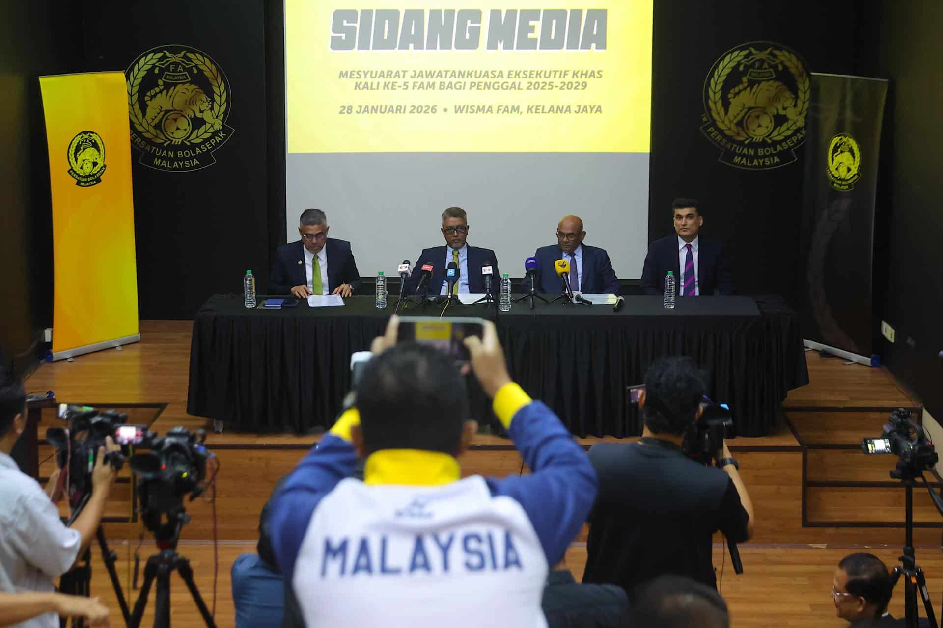 PETALING JAYA (Malasia), 28/01/2026.- El presidente interino de la Asociación de Fútbol de Malasia (FAM), Yusoff Mahadi (centro-izquierda); el secretario general de la Confederación Asiática de Fútbol (AFC) Windsor John (centro-derecha); el secretario general de la FAM, Noor Azman Rahman (izquierda); y el secretario general adjunto de la AFC, Vahid Kardany (derecha), en una rueda de prensa en la sede de la FAM, cuyo comité ejecutivo dimitió con efecto inmediato tras el escándalo que involucra a siete jugadores extranjeros nacionalizados. EFE/EPA/FAZRY ISMAIL