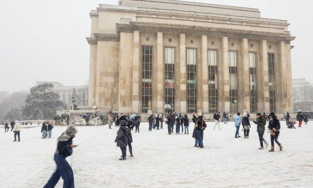People walk during a snowfall near the Eiffel Tower in Paris, France, 05 January 2026. Meteo-France issued an orange alert for 26 departments, including the Paris region, as severe winter weather is expected to last until Tuesday morning. (Francia) EFE/EPA/MOHAMMED BADRA