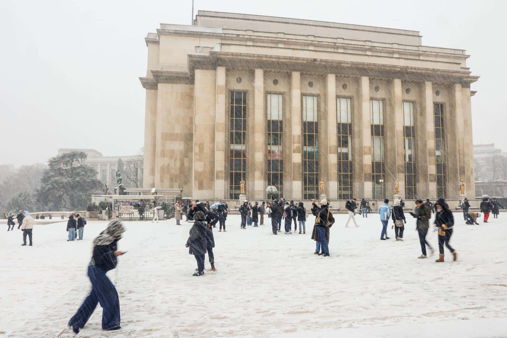 People walk during a snowfall near the Eiffel Tower in Paris, France, 05 January 2026. Meteo-France issued an orange alert for 26 departments, including the Paris region, as severe winter weather is expected to last until Tuesday morning. (Francia) EFE/EPA/MOHAMMED BADRA