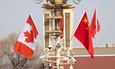 PEKÍN (China), 15/01/2026.- La bandera de Canadá ondea junto a la de China en la Plaza de Tiananmen en Pekín, durante la visita oficial del primer ministro de Canadá, Mark Carney. EFE/EPA/JESSICA LEE