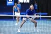 Los griegos Stefanos Tsitsipas (d) y Maria Sakkari de Grecia en acción contra los estadounidenses Coco Gauff y Christian Harrison (no aparecen en la foto) durante su partido de cuartos de final de dobles mixtos en el torneo de tenis United Cup en la RAC Arena en Perth, Australia. EFE/EPA/RICHARD WAINWRIGHT
