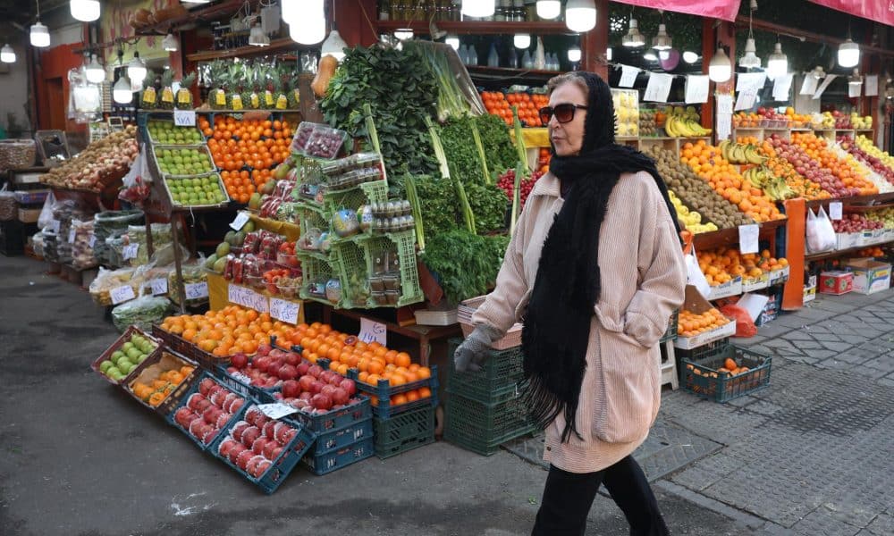 Una mujer iraní pasea por un mercado callejero en Teherán, Irán, 07 de enero de 2026. 
 EFE/EPA/ABEDIN TAHERKENAREH