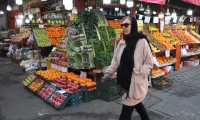 Una mujer iraní pasea por un mercado callejero en Teherán, Irán, 07 de enero de 2026. 
 EFE/EPA/ABEDIN TAHERKENAREH