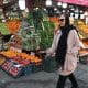 Una mujer iraní pasea por un mercado callejero en Teherán, Irán, 07 de enero de 2026. 
 EFE/EPA/ABEDIN TAHERKENAREH