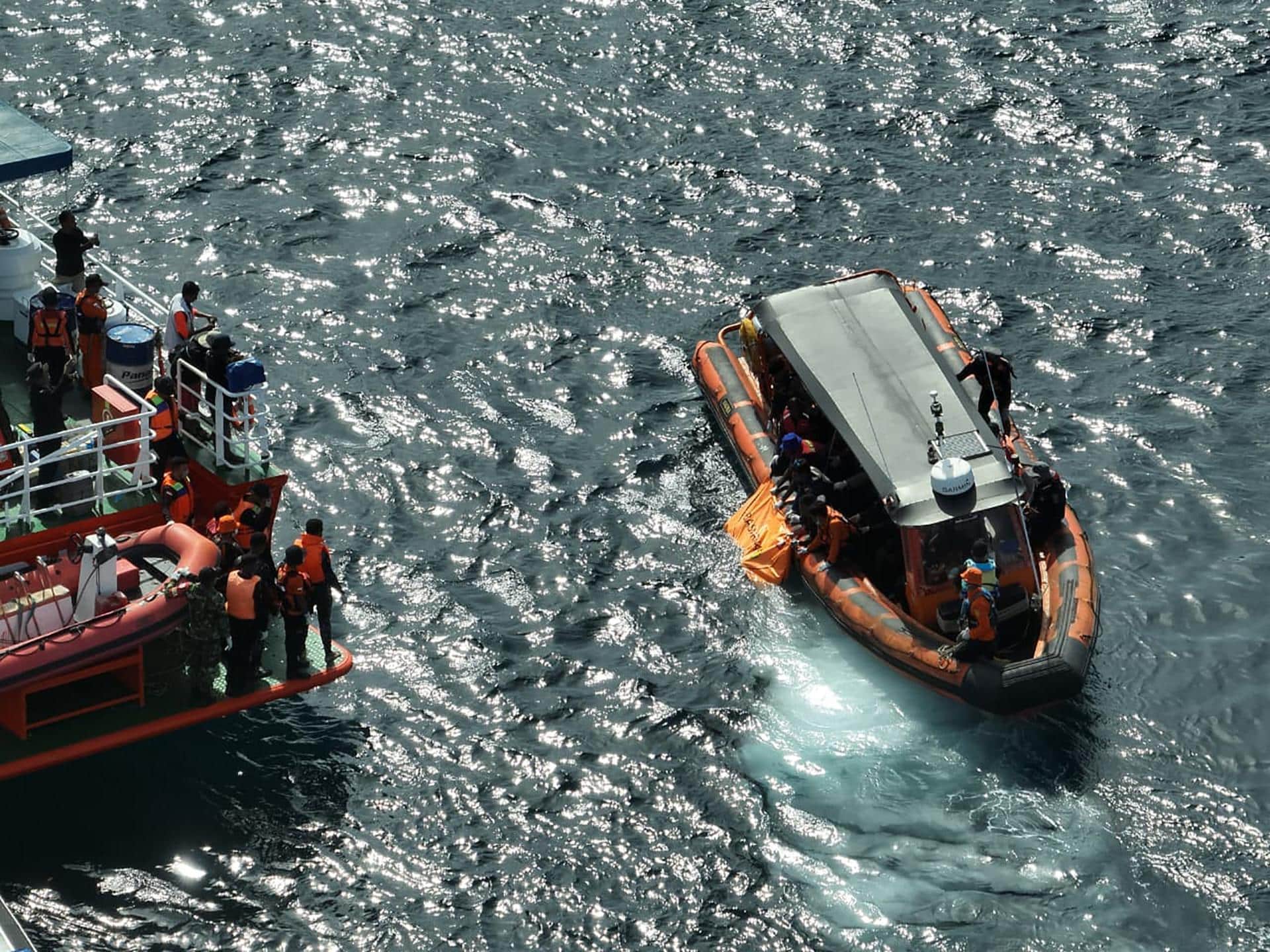 Padar Island (Indonesia), 04/01/2026.- Fotografía que muestra parte del operativo de búsqueda de españoles en aguas cercanas a la isla de Padar, Indonesia. EFE/EPA/BASARNAS HANDOUT -- MANDATORY CREDIT -- BEST QUALITY AVAILABLE -- HANDOUT EDITORIAL USE ONLY/NO SALES