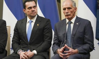 El presidente electo de Honduras, Nasry 'Tito' Asfura (d), junto al presidente del Congreso Nacional, Tomas Zambrano, este domingo en Tegucigalpa (Honduras). EFE/ STR