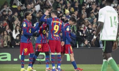 Los jugadores del Barcelona celebran el segundo gol del equipo en el partido de octavos de final de Copa del Rey que Racing de Santander y FC Barcelona disputaron en El Sardinero, en la capital cántabra. EFE/Pedro Puente Hoyos