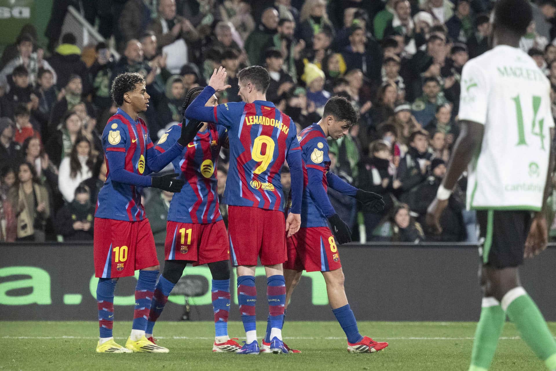 Los jugadores del Barcelona celebran el segundo gol del equipo en el partido de octavos de final de Copa del Rey que Racing de Santander y FC Barcelona disputaron en El Sardinero, en la capital cántabra. EFE/Pedro Puente Hoyos