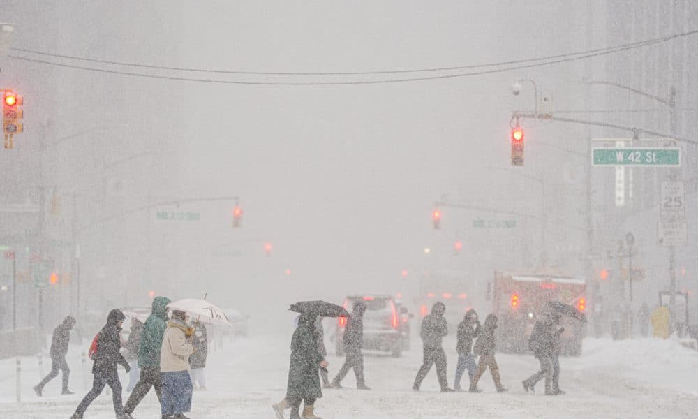 Personas caminan durante una nevada este domingo, en Manhattan (Estados Unidos). EFE/ Ángel Colmenares