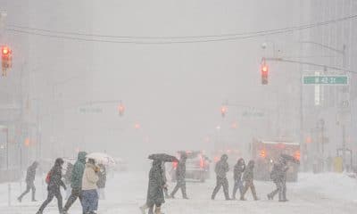 Personas caminan durante una nevada este domingo, en Manhattan (Estados Unidos). EFE/ Ángel Colmenares