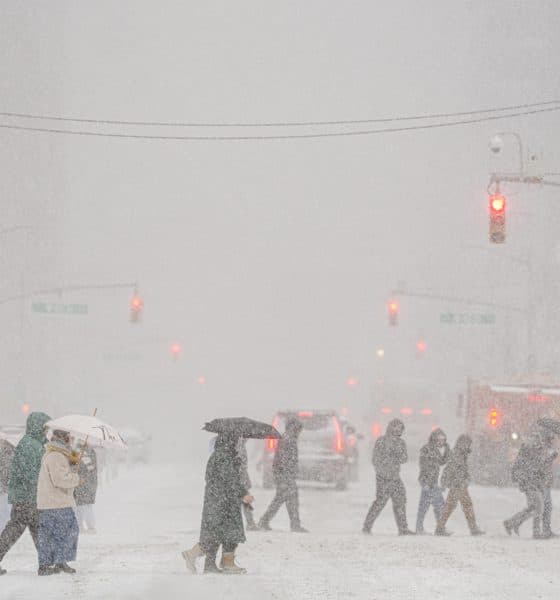 Personas caminan durante una nevada este domingo, en Manhattan (Estados Unidos). EFE/ Ángel Colmenares