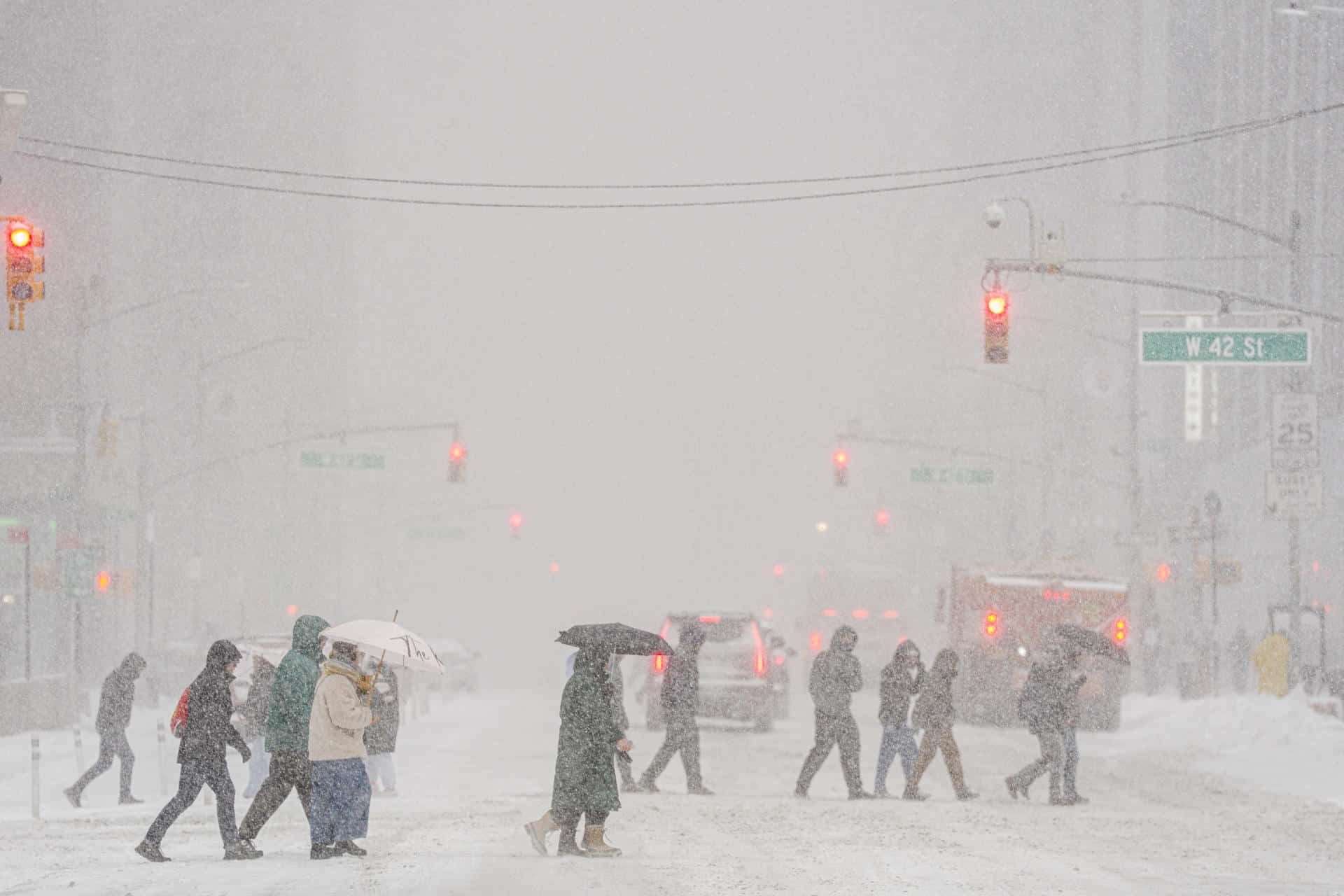 Personas caminan durante una nevada este domingo, en Manhattan (Estados Unidos). EFE/ Ángel Colmenares