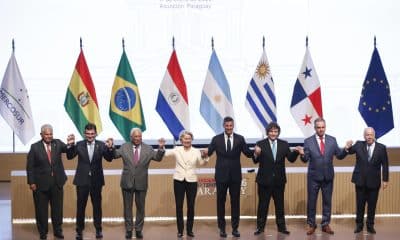 De izquierda a derecha, el presidente de Panamá, Raúl Mulino, el presidente de Bolivia, Rodrigo Paz, el jefe del Consejo Europeo, António Costa, la presidenta de la Comisión Europea, Ursula von der Leyen, el presidente de Paraguay, Santiago Peña, el presidente de Argentina, Javier Milei, el presidente de Uruguay, Yamandú Orsi y el ministro de Relaciones Exteriores de Brasil, Mauro Vieira, posan durante la firma del acuerdo de libre comercio entre la Unión Europea (UE) y los países del Mercosur este sábado, en Asunción (Paraguay). La firma del histórico acuerdo dará lugar a una de las mayores zonas integradas del mundo, con 720 millones de personas, tras 26 años de negociaciones. EE/ Juan Pablo Pino