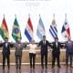 De izquierda a derecha, el presidente de Panamá, Raúl Mulino, el presidente de Bolivia, Rodrigo Paz, el jefe del Consejo Europeo, António Costa, la presidenta de la Comisión Europea, Ursula von der Leyen, el presidente de Paraguay, Santiago Peña, el presidente de Argentina, Javier Milei, el presidente de Uruguay, Yamandú Orsi y el ministro de Relaciones Exteriores de Brasil, Mauro Vieira, posan durante la firma del acuerdo de libre comercio entre la Unión Europea (UE) y los países del Mercosur este sábado, en Asunción (Paraguay). La firma del histórico acuerdo dará lugar a una de las mayores zonas integradas del mundo, con 720 millones de personas, tras 26 años de negociaciones. EE/ Juan Pablo Pino