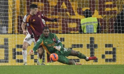 El portero del Milan Mike Maignan (d) ante Matias Soule' (I), del Roma, durante el partido de la Serie A que han jugado AS Roma y AC Milan en el Olimpico stadium de Roma, Italia. EFE/EPA/Riccardo Antimiani