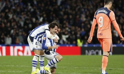 Jugadores de la Real celebran la victoria, al término del partido de LaLiga EA Sports que Real Sociedad y FC Barcelona han disputado este domingo en el estadio de Anoeta, en San Sebastián. EFE/Javier Etxezarreta