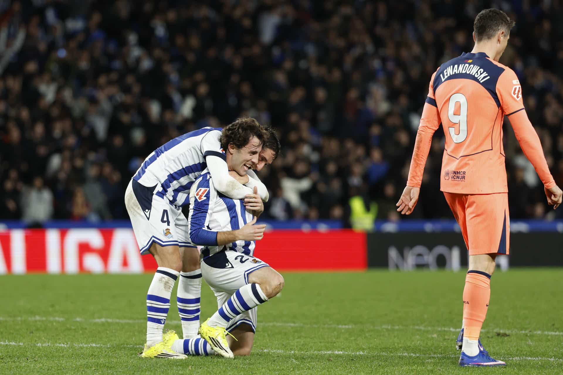 Jugadores de la Real celebran la victoria, al término del partido de LaLiga EA Sports que Real Sociedad y FC Barcelona han disputado este domingo en el estadio de Anoeta, en San Sebastián. EFE/Javier Etxezarreta