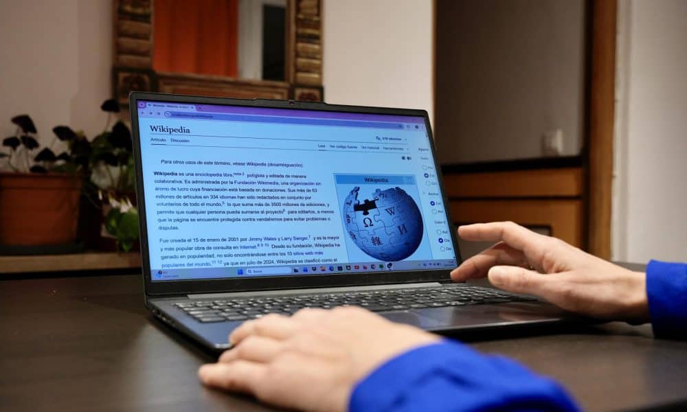 Una mujer realiza una consulta en la página Wikipedia que mañana cumple 25 años. La Wikipedia, la enciclopedia abierta y colaborativa más grande del mundo -se edita en más de 300 idiomas y acumula ya más de 60 millones de artículos- cumple 25 años con muy buena salud y un desafío mayúsculo, adaptarse al nuevo ecosistema tecnológico y a la irrupción de la inteligencia artificial, que puede ser no obstante uno de sus mejores aliados. EFE/Mario Morón