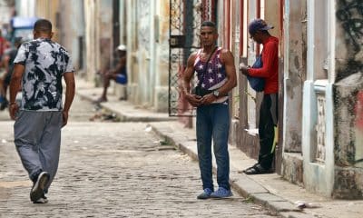 Personas caminan este lunes, en La Habana (Cuba). EFE/ Ernesto Mastrascusa
