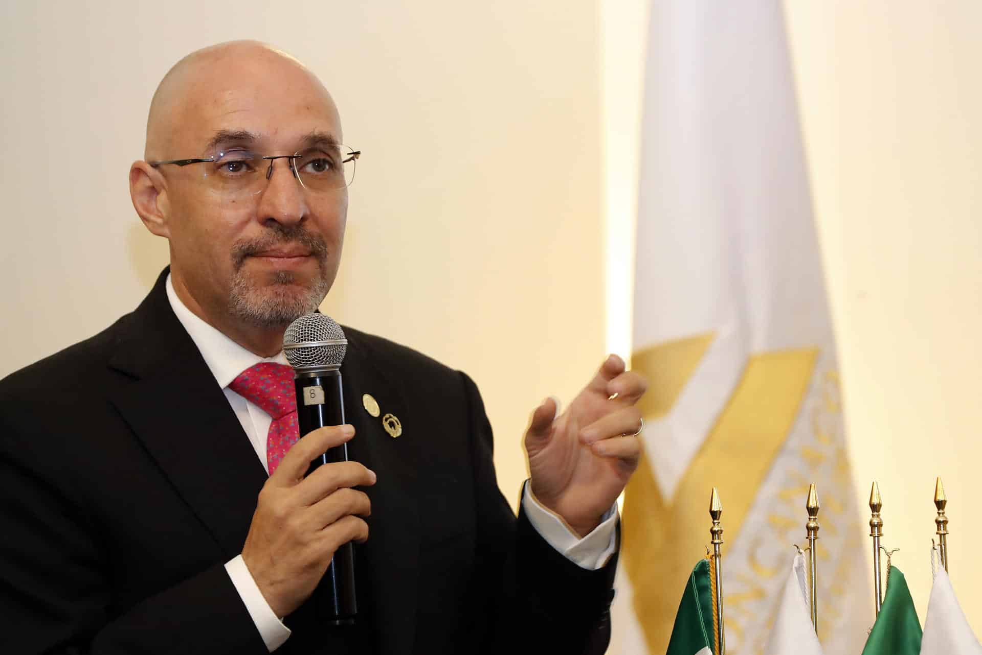 El presidente de la Concanaco Servytur, Octavio de la Torre, participa durante una conferencia de prensa en Ciudad de México (México). Imagen de archivo. EFE/ Mario Guzmán