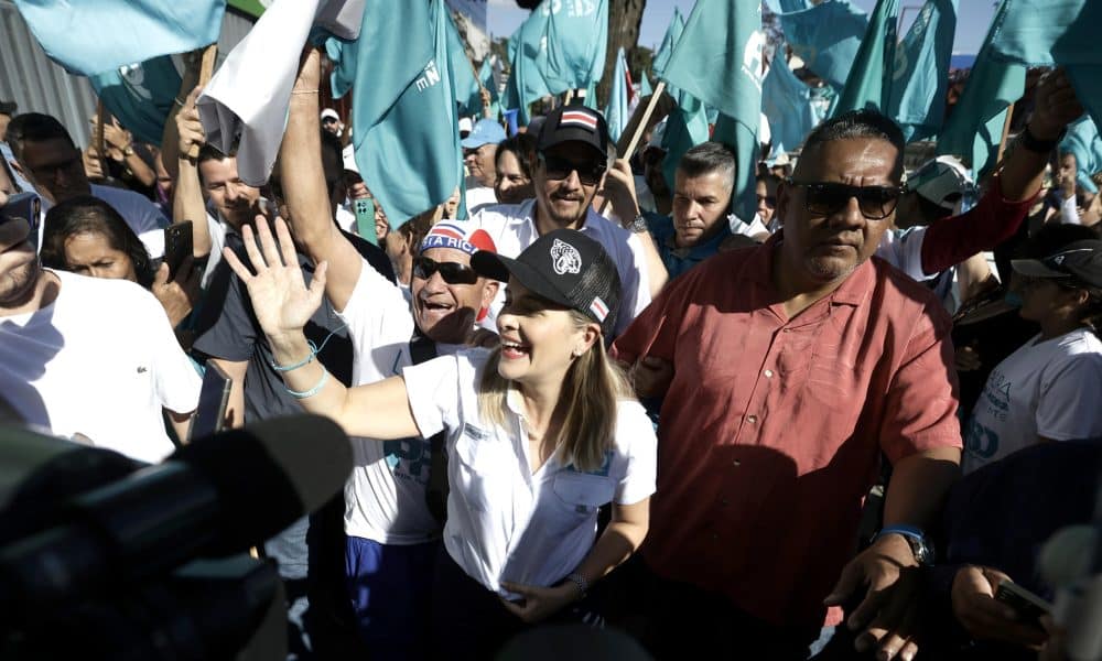 La candidata a la presidencia de Costa Rica por el partido Pueblo Soberano, Laura Fernández (c), saluda a sus seguidores durante un recorrido este sábado, en San José (Costa Rica). EFE/ Jeffrey Arguedas