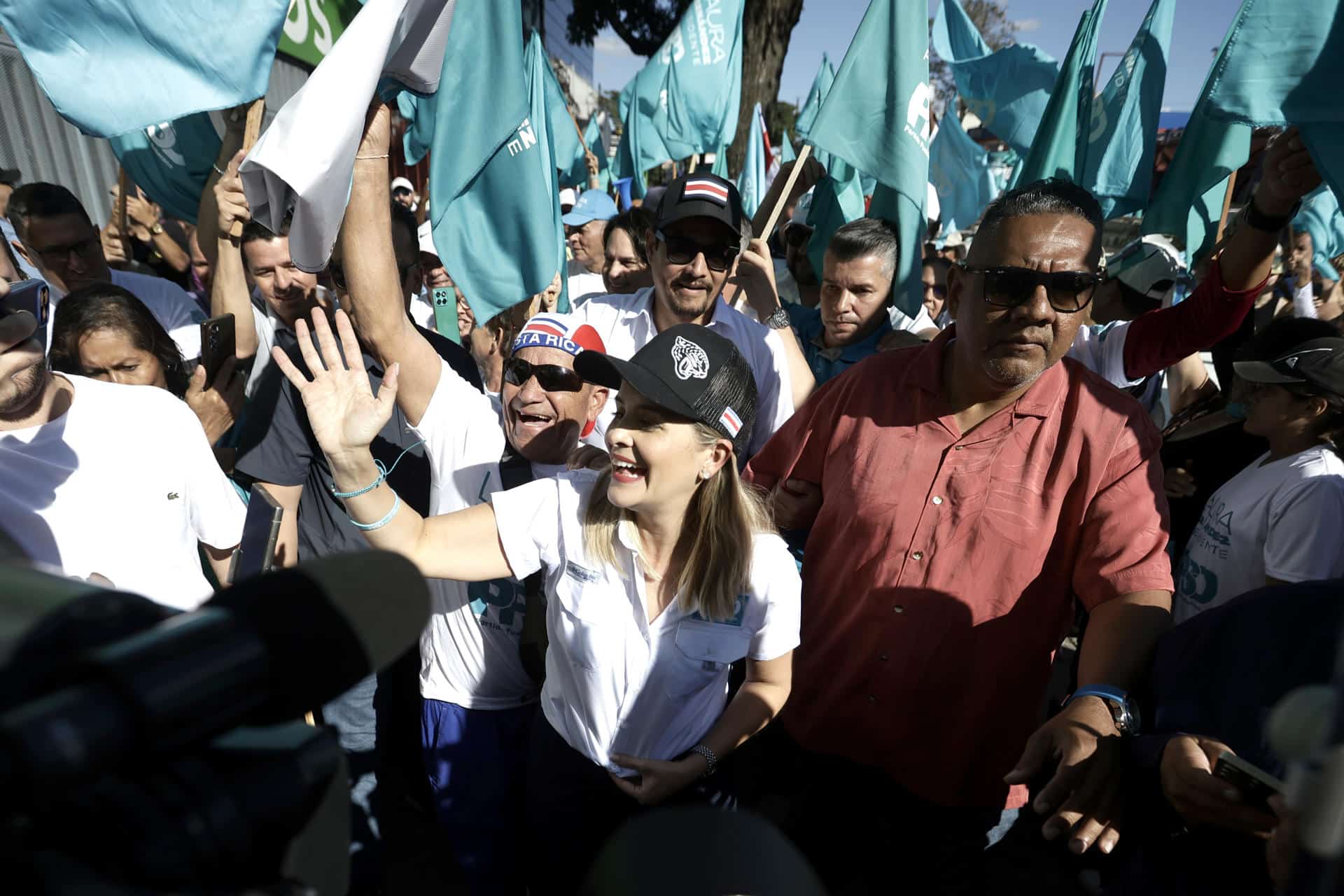 La candidata a la presidencia de Costa Rica por el partido Pueblo Soberano, Laura Fernández (c), saluda a sus seguidores durante un recorrido este sábado, en San José (Costa Rica). EFE/ Jeffrey Arguedas