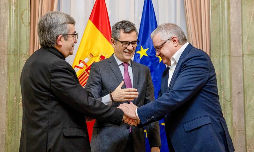 El ministro español de Justicia, Félix Bolaños (c), el presidente de la Conferencia Episcopal, Luis Argüello (i), y el presidente de la Conferencia Española de Religiosos (CONFER), Jesús Díaz Sariego (d), se saludan en la firma de un acuerdo para la reparación de víctimas de abusos sexuales cometidos en el seno de la Iglesia católica. EFE/ Daniel González