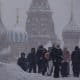 Personas caminan en la Plaza Roja durante una fuerte nevada en Moscú, Rusia,este viernes. EFE/ Sergei Ilnitsky