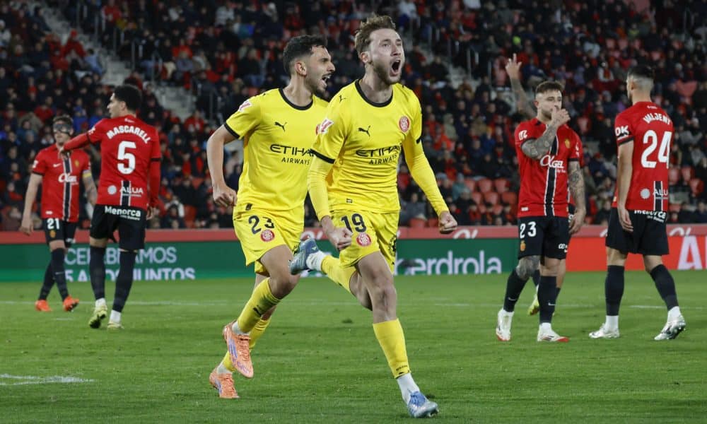 El delantero ucraniano del Girona Vladyslav Vanat (d) celebra su gol durante el partido de la jornada 18 de LaLiga que RCD Mallorca y Girona FC disputaron en Son Moix. EFE/CATI CLADERA