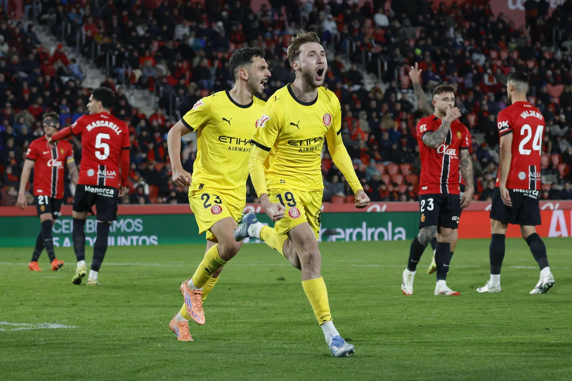 El delantero ucraniano del Girona Vladyslav Vanat (d) celebra su gol durante el partido de la jornada 18 de LaLiga que RCD Mallorca y Girona FC disputaron en Son Moix. EFE/CATI CLADERA