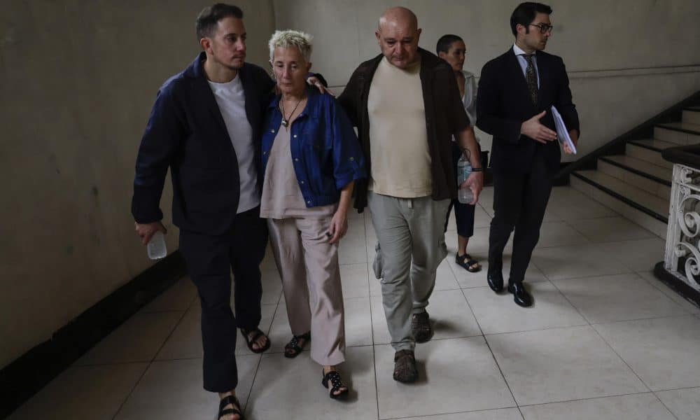 Los padres del joven español Diego Bello, Pilar Lafuente (2i) y Alberto Bello (c), junto con su hermano Bruno (i) y el abogado Guillermo Mosquera (d). EFE/ Rolex Dela Pena