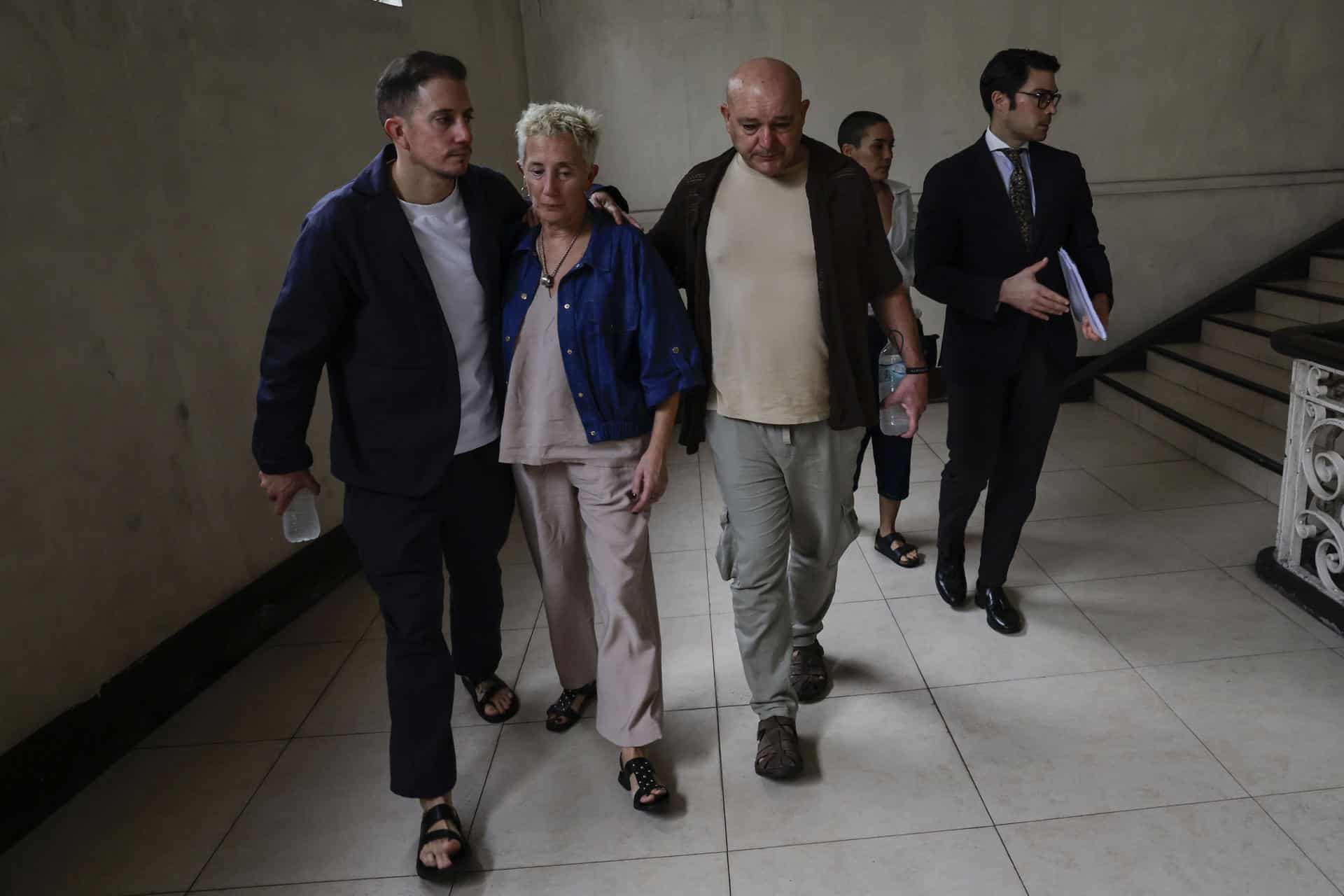 Los padres del joven español Diego Bello, Pilar Lafuente (2i) y Alberto Bello (c), junto con su hermano Bruno (i) y el abogado Guillermo Mosquera (d). EFE/ Rolex Dela Pena