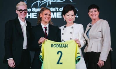 La jugadora de Washington Spirit Trinity Rodman, (2iz), y la propietaria del equipo Michele Kang (2d),durante la firma de renovación. EFE/Cedida por Washington Spirit/Sam Pittman USO EDITORIAL NO VENTAS