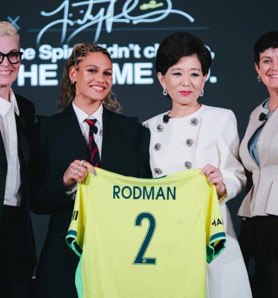 La jugadora de Washington Spirit Trinity Rodman, (2iz), y la propietaria del equipo Michele Kang (2d),durante la firma de renovación. EFE/Cedida por Washington Spirit/Sam Pittman USO EDITORIAL NO VENTAS