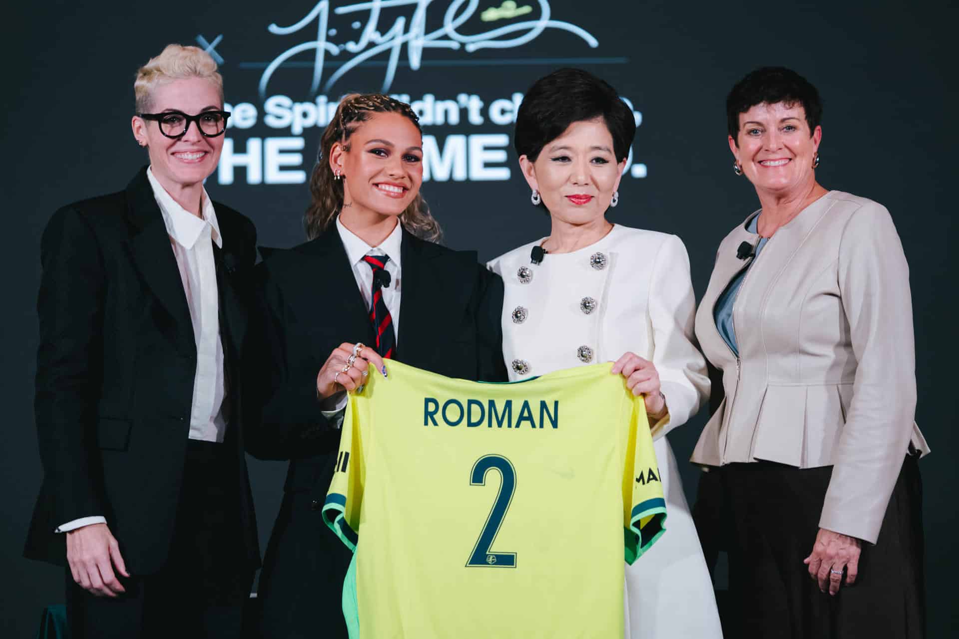 La jugadora de Washington Spirit Trinity Rodman, (2iz), y la propietaria del equipo Michele Kang (2d),durante la firma de renovación. EFE/Cedida por Washington Spirit/Sam Pittman USO EDITORIAL NO VENTAS