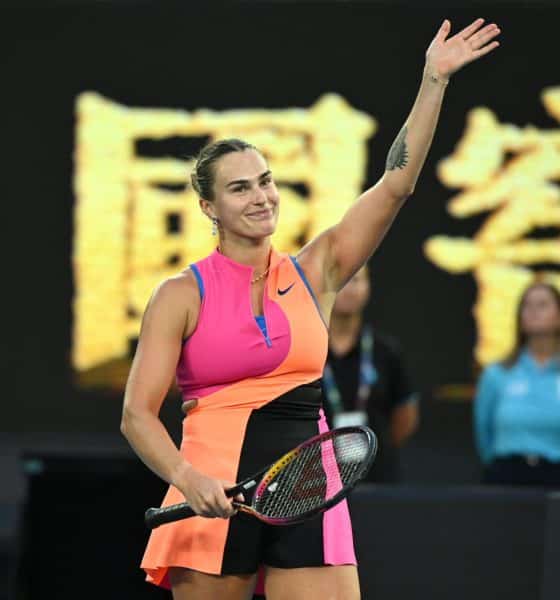 La bielorrusa Aryna Sabalenka durante el partido de la primera ronda femenina contra la francesa Tiantsoa Rakotomanga Rajaonah en el primer día del torneo de tenis Abierto de Australia 2026 en el Melbourne Park, Australia. EFE/EPA/JAMES ROSS ZEALAND OUT