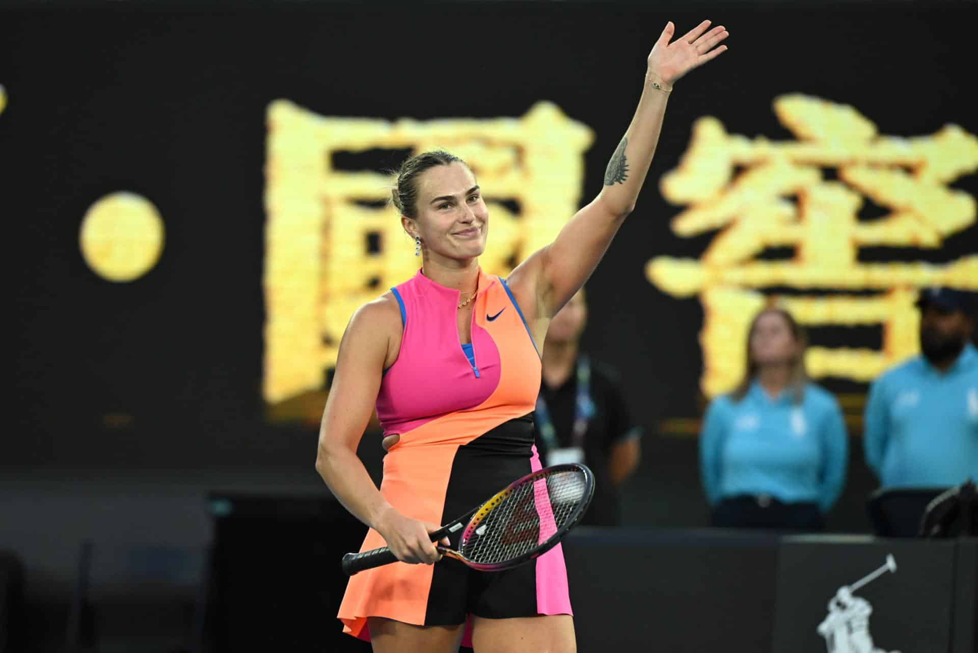 La bielorrusa Aryna Sabalenka durante el partido de la primera ronda femenina contra la francesa Tiantsoa Rakotomanga Rajaonah en el primer día del torneo de tenis Abierto de Australia 2026 en el Melbourne Park, Australia. EFE/EPA/JAMES ROSS ZEALAND OUT
