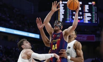 El alero del Barça, Joel Parra (c) trata de anotar ante el Real Madrid durante el partido de la ACB disputado en el Movistar Arena de Madrid. EFE/ Daniel Gonzalez